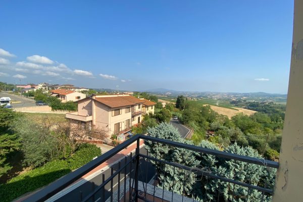 quattro vani con 2 balconi, una terrazza, giardino privato e garage