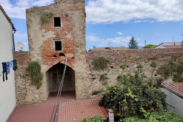 Terratetto in centro di  5 vani con caminetto e balcone