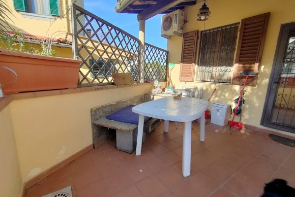 TRE VANI CON TERRAZZA ABITABILE E RESEDE AD USO PARCHEGGIO