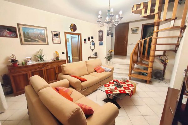 In bifamiliare, quattro vani più mansarda e garage triplo