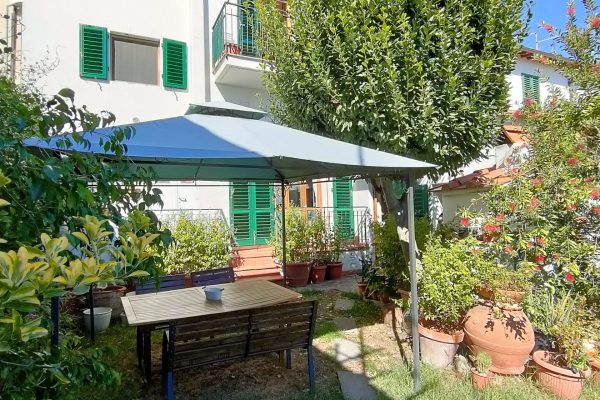 Terratetto con giardino e garage