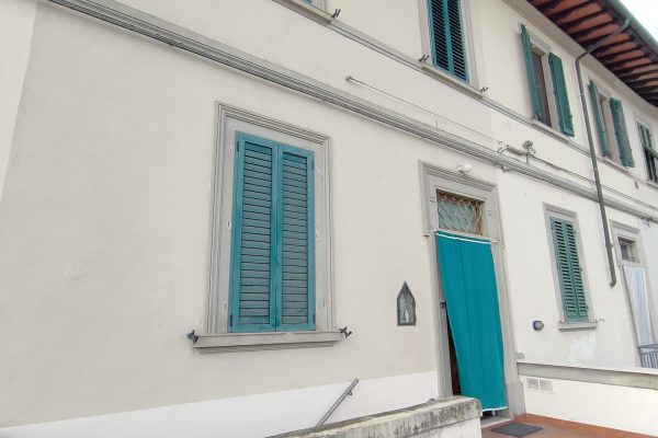 Terratetto diviso in due appartamenti, con giardino e garage