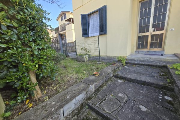 Trilocale con resede e parcheggio
